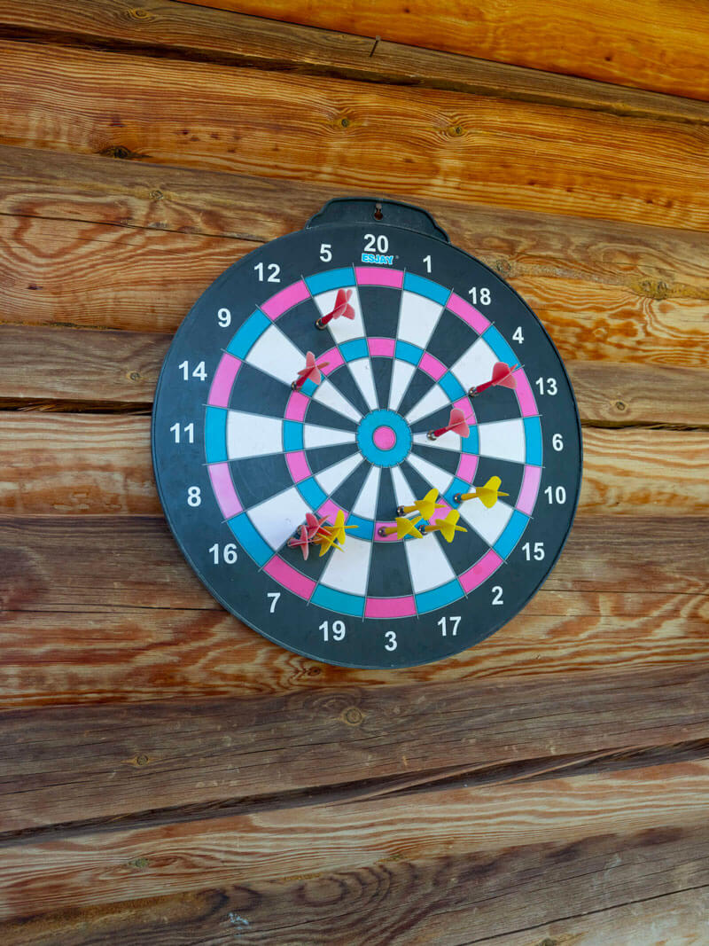 Jeu de fléchettes au chalet familial de Roubion, Alpes-Maritimes