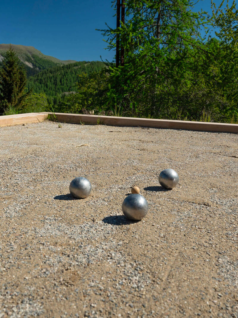 Pétanque sur le terrain extérieur du chalet à Roubion