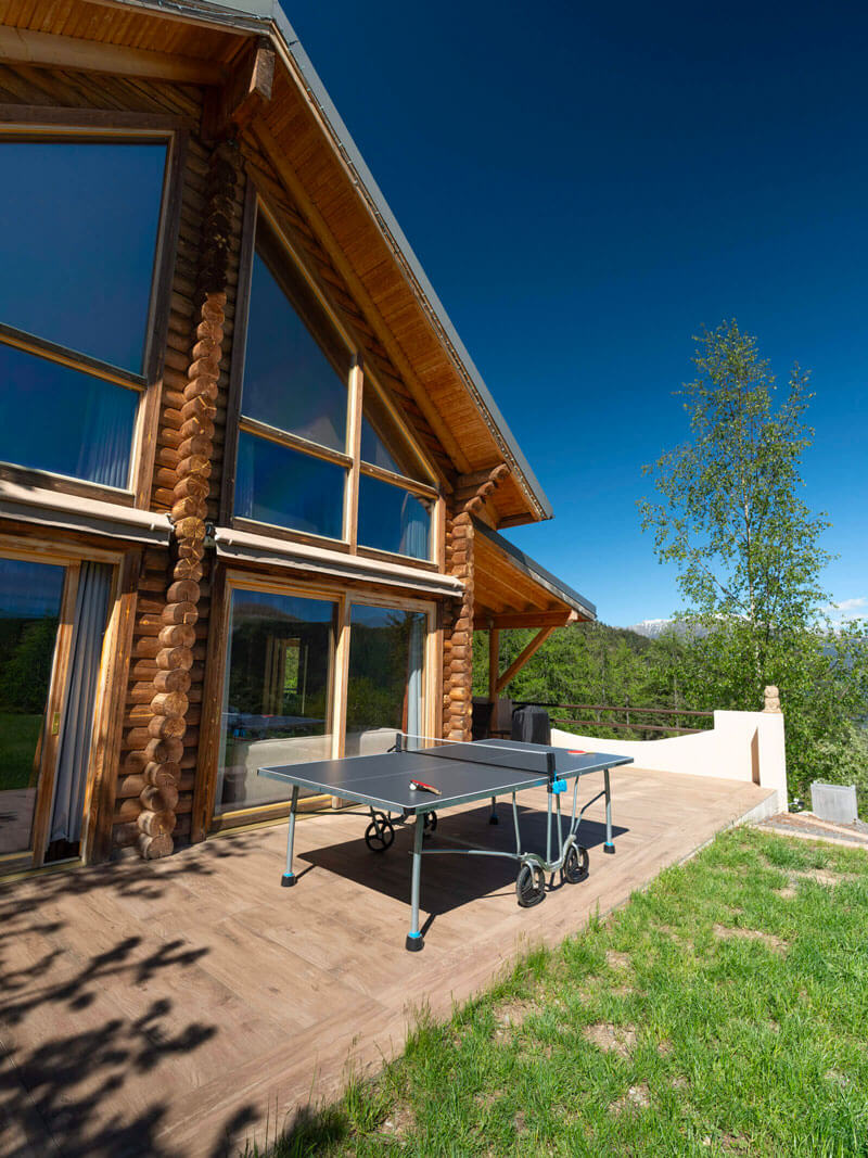 Tennis de table sur la terrasse du chalet, 1 600 m d'altitude dans le Mercantour